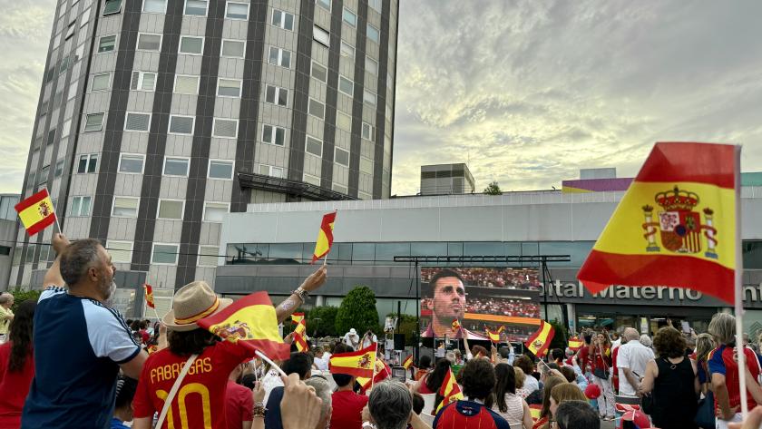 aficionados apoyando a España cuando suena el himno