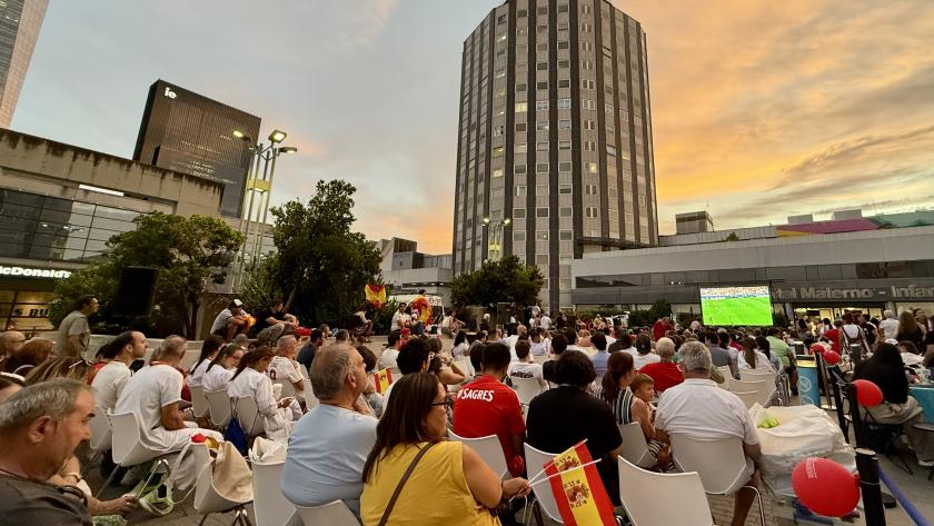 pacientes y profesionales del hospital viendo el partido en pantalla gigante en la plaza