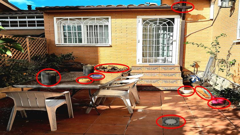 Patio con mosquito tigre Patio de una casa con numerosos sitios donde puede anidar el mosquito tigre