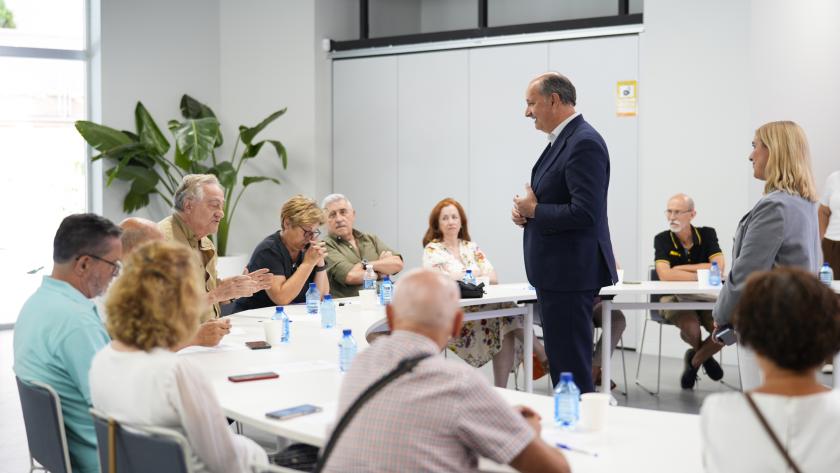 La Comunidad de Madrid evalúa con usuarios mayores de 65 años el funcionamiento de la Tarjeta Sanitaria Virtual para adaptarla a sus necesidades López-Valverde en un laboratorio ciudadano, celebrado en el Centro Digitaliza Madrid