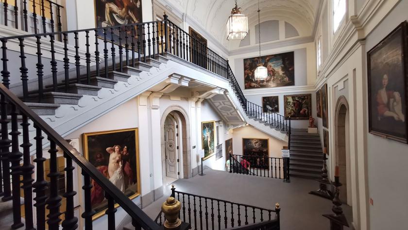 Real Academia de Bellas Artes de San Fernando Escaleras del palacio con obras de arte