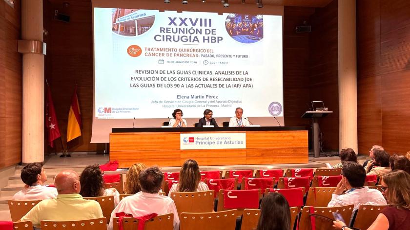 Participantes en el salón de actos del hospital atienden a la mesa inaugural de la jornada sobre cáncer de páncreas