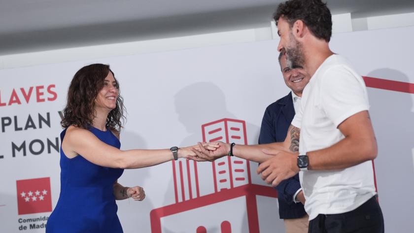 La presidenta Isabel Díaz Ayuso en la entrega del llaves del Plan Vive en Boadilla del Monte
