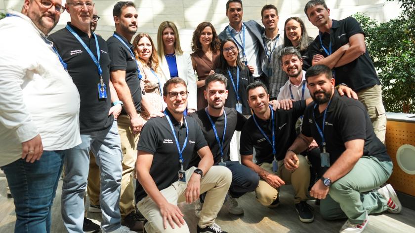 La presidenta Isabel Díaz Ayuso durante su visita al Centro Nacional de Drones de Telefónica