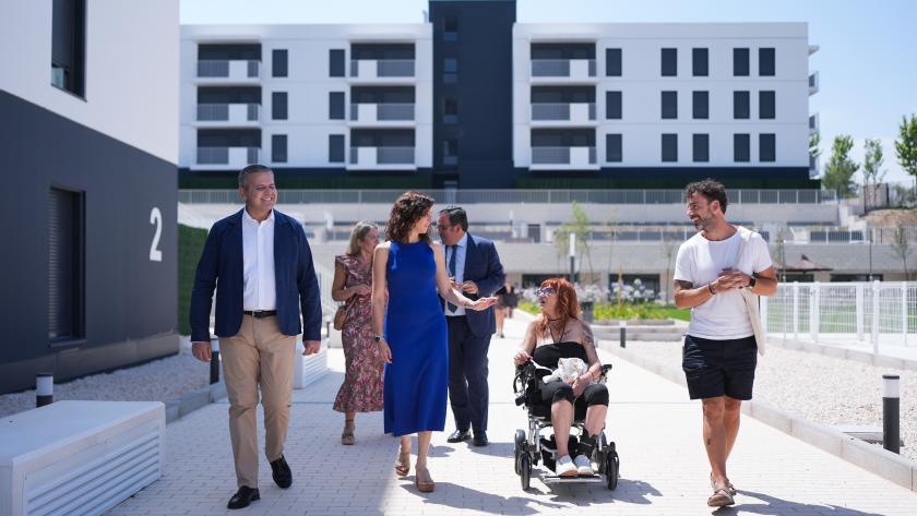 La presidenta Isabel Díaz Ayuso en la entrega del llaves del Plan Vive en Boadilla del Monte