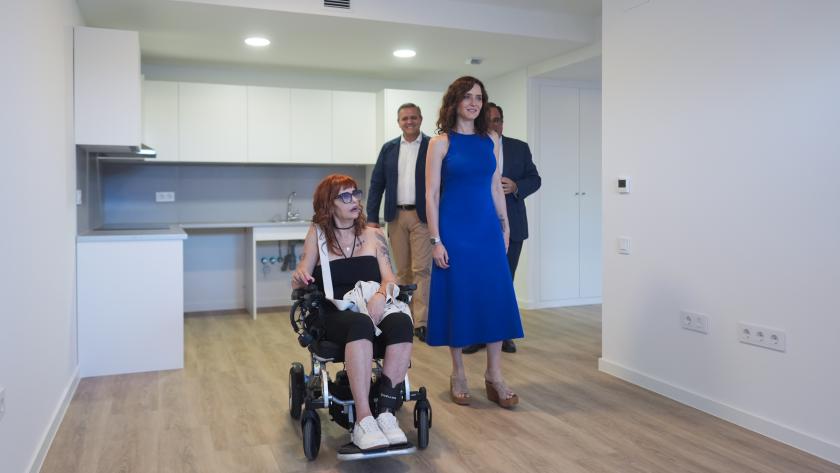 La presidenta Isabel Díaz Ayuso en la entrega del llaves del Plan Vive en Boadilla del Monte