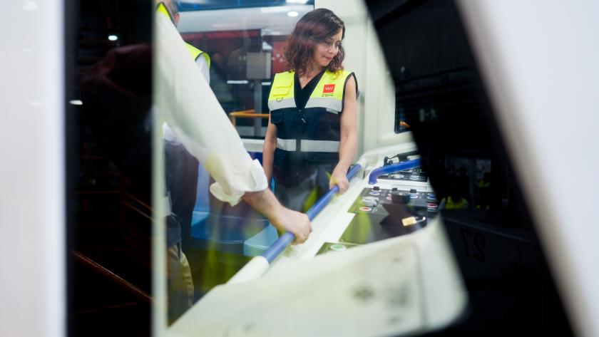 Díaz Ayuso conoce el primer tren automático que prestará servicio en la Línea 6 de Metro en 2027 La presidenta Isabel Díaz Ayuso durante la visita para conocer el primer tren automático que prestará servicio en la Línea 6 de Metro en 2027