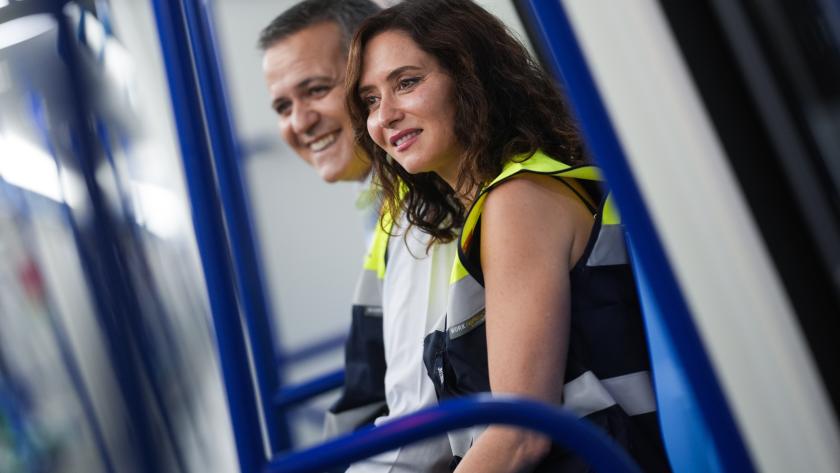 La presidenta Isabel Díaz Ayuso durante la visita para conocer el primer tren automático que prestará servicio en la Línea 6 de Metro en 2027
