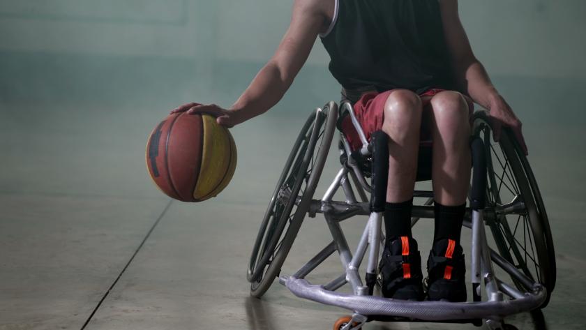Deportista con discapacidad Un atleta discapacitado en silla de ruedas jugando al baloncesto