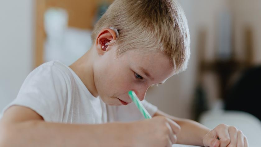 Un niño con audífonos en el aula