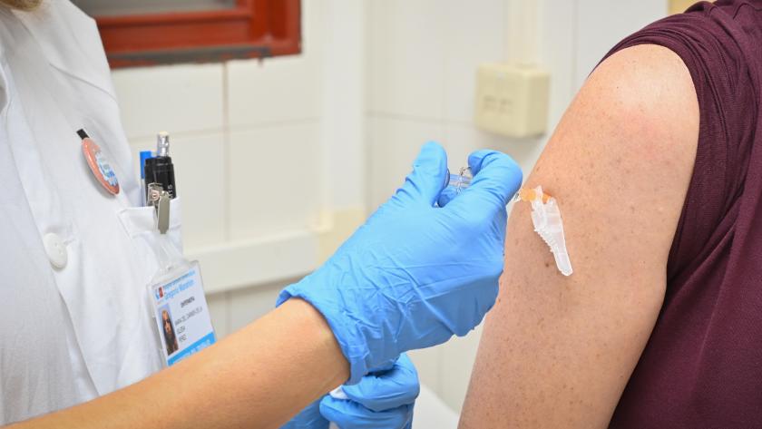 Paciente vacunándose en el hospital
