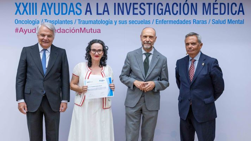 Imagen de profesional del Hospital Universitario Ramón y Cajal recogiendo el premio