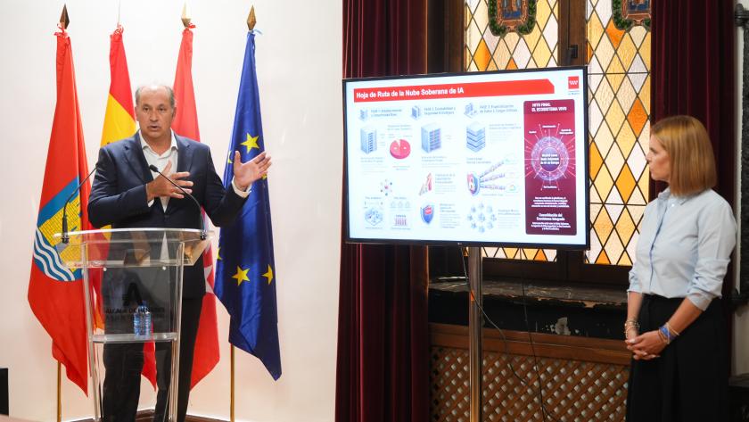López-Valverde presenta el proyecto de la Nube Soberana de IA El consejero Miguel López-Valverde durante la presentación de una nueva infraestructura digital que reforzará la protección de datos de la Administración regional