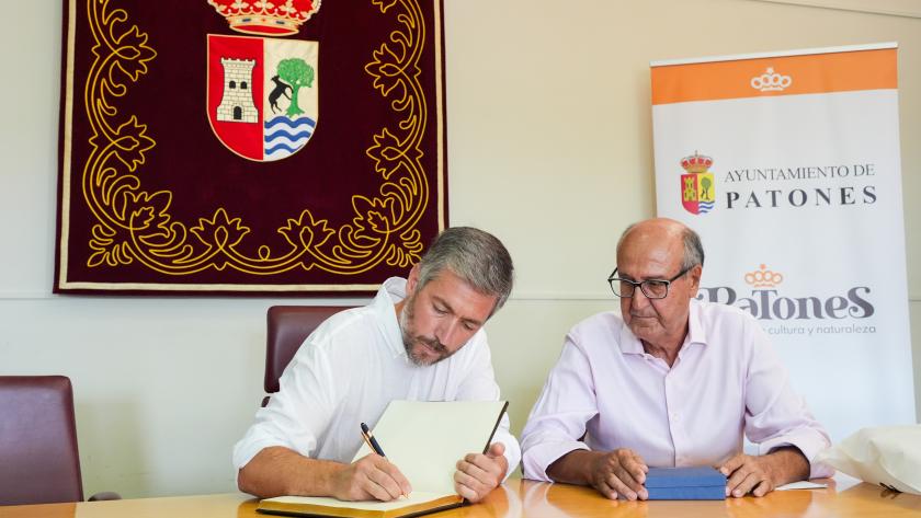 El consejero Miguel Ángel García Martín durante la inauguración en Patones de una nueva nave destinada a mejorar el mantenimiento de los servicios municipales