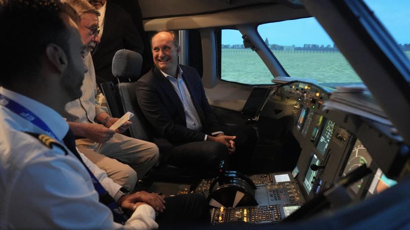 El consejero Miguel López-Valverde durante su visita a las instalaciones de la escuela que trabaja con el software de formación creado por la startup madrileña 40ºWest