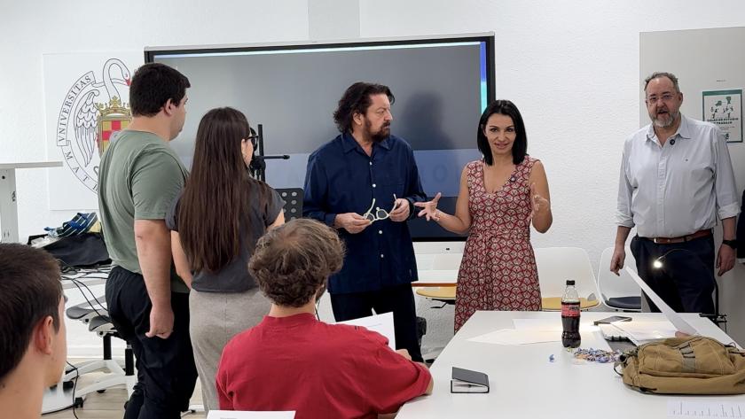 La consejera Mercedes Zarzalejo durante su visita a uno de los cursos de la iniciativa que permite mantener abiertos los colegios mayores universitarios durante las vacaciones estivales