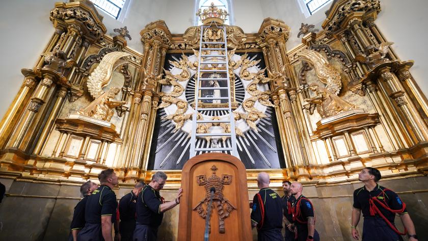 Los Bomberos se preparan para descender la imagen de la Virgen de la Paloma Los Bomberos se preparan para descender la imagen de la Virgen de la Paloma