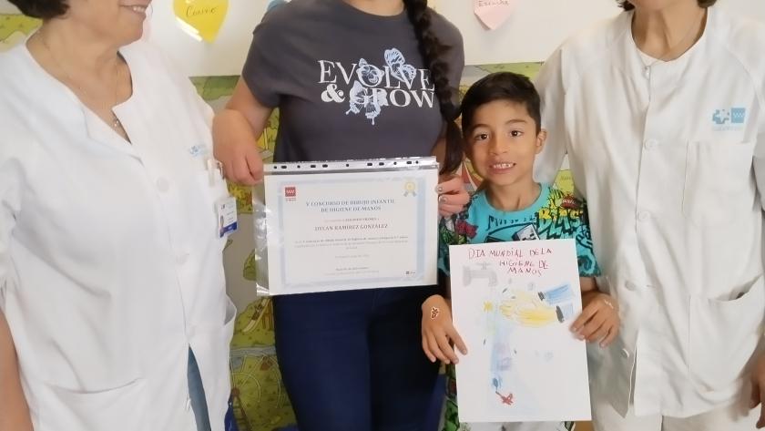 El segundo premio ha sido para Dylan Ramírez González, de 7 años, usuario del Centro de Salud General Fanjul, por la obra Manos limpias libres de gérmenes 99 El segundo premio ha sido para Dylan Ramírez González, de 7 años, usuario del Centro de Salud General Fanjul, por la obra Manos limpias libres de gérmenes 99