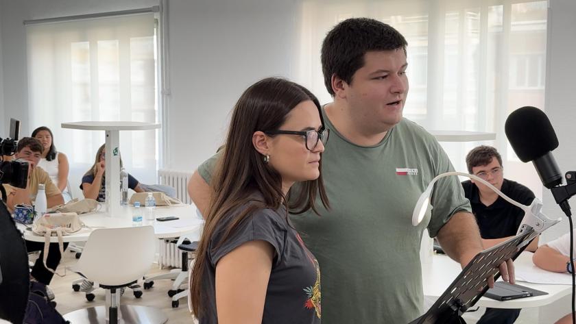 La consejera Mercedes Zarzalejo durante su visita a uno de los cursos de la iniciativa que permite mantener abiertos los colegios mayores universitarios durante las vacaciones estivales