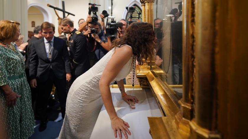 Ayuso besa la imagen de la Virgen de la Paloma Ayuso besa la imagen de la Virgen de la Paloma
