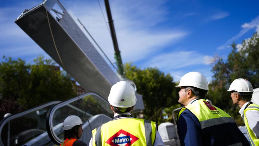 El consejero Jorge Rodrigo durante la instalación de escaleras mecánicas en la estación de Metro de Estrella