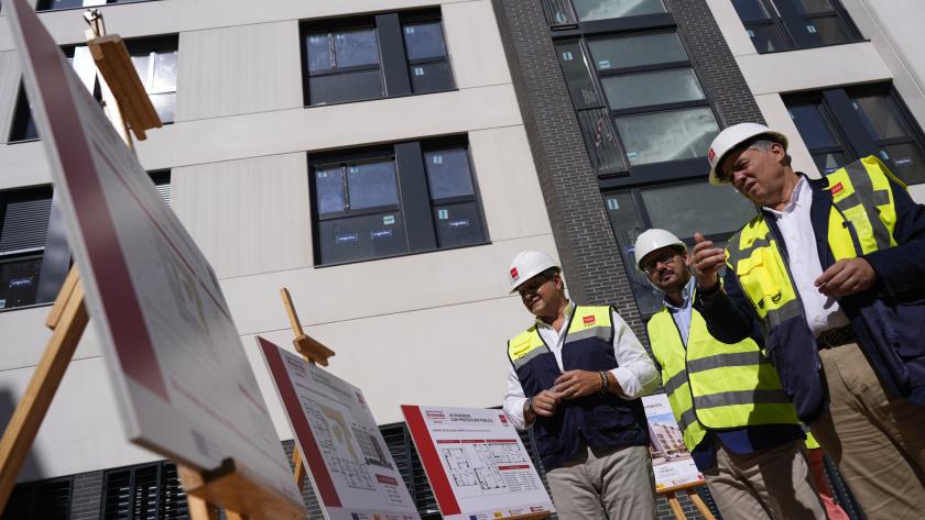 El consejero Jorge Rodrigo durante su visita en el Ensanche de Vallecas a las obras de la Agencia de Vivienda Social que se destinarán a alquiler social