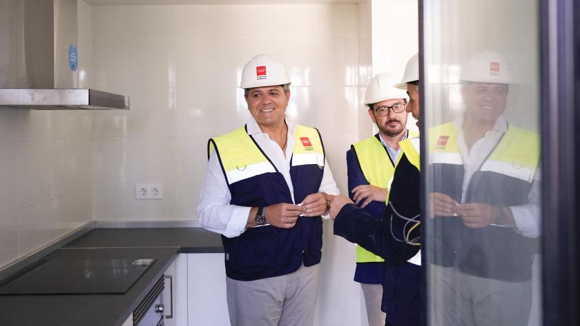 El consejero Jorge Rodrigo durante su visita en el Ensanche de Vallecas a las obras de la Agencia de Vivienda Social que se destinarán a alquiler social