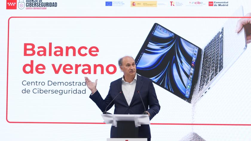 López-Valverde presenta el balance de la campaña de ciberseguridad del Gobierno regional puesta en marcha este verano El consejero Miguel López-Valverde durante la presentación del balance de la campaña puesta en marcha para concienciar a los ciudadanos sobre las estafas informáticas