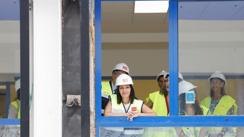 La consejera Mercedes Zarzalejo durante su visita al nuevo instituto que comenzará a funcionar este próximo curso escolar