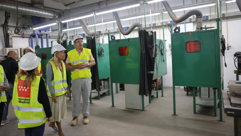 La consejera Rocío Albert durante su visita las obras del centro especializado en las familias profesionales de Electricidad, Electrónica y Aeronáutica