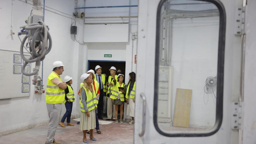 La consejera Rocío Albert durante su visita las obras del centro especializado en las familias profesionales de Electricidad, Electrónica y Aeronáutica