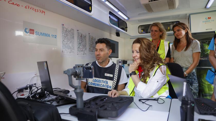 La consejera Fátima Matute durante su visita al dispositivo especial desplegado por el SUMMA 112 en San Sebastián de los Reyes
