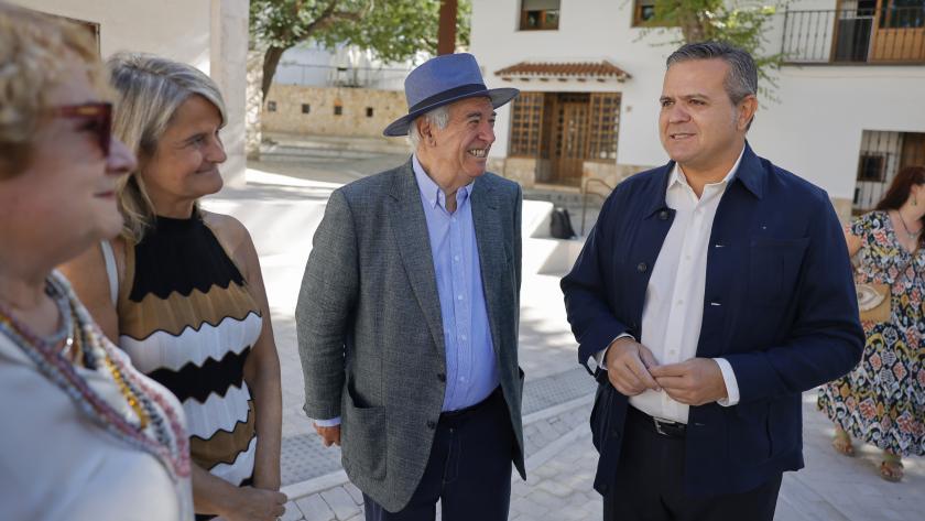 Rodrigo visita en Olmeda de las Fuentes las obras de rehabilitación y conservación de la Plaza de la Villa El consejero Jorge Rodrigo durante su visita en Olmeda de las Fuentes las obras de rehabilitación y conservación de la Plaza de la Villa