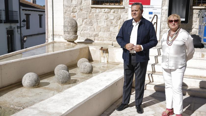 Rodrigo visita en Olmeda de las Fuentes las obras de rehabilitación y conservación de la Plaza de la Villa El consejero Jorge Rodrigo durante su visita en Olmeda de las Fuentes las obras de rehabilitación y conservación de la Plaza de la Villa