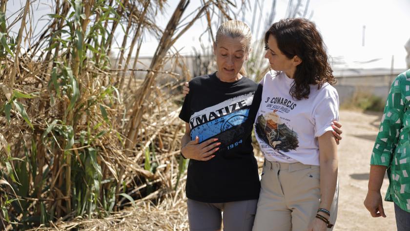 La presidenta Isabel Díaz Ayuso visitando una explotación agrícola afectada por los incendios de la Sierra Oeste