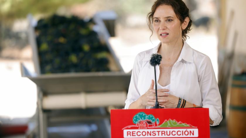 La presidenta Isabel Díaz Ayuso durante su visita a la bodega en la que han iniciado la vendimia tras los daños ocasionados por los incendios de la Sierra Oeste