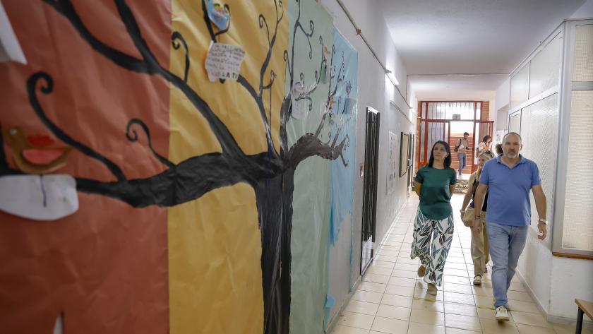 La consejera Mercedes Zarzalejo durante su visita a uno de los centros educativos ubicado en la zona afectada por el incendio forestal de la Sierra Oeste