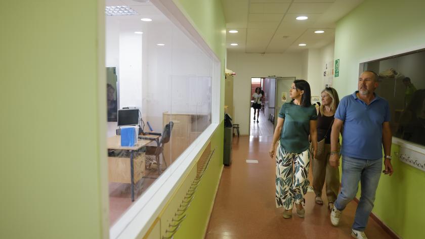 La consejera Mercedes Zarzalejo durante su visita a uno de los centros educativos ubicado en la zona afectada por el incendio forestal de la Sierra Oeste