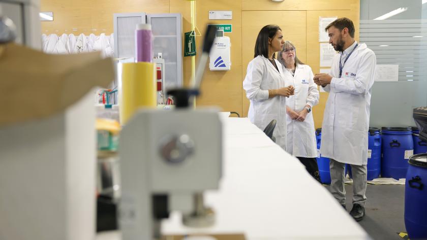Zarzalejo visita el IMDEA Materiales La consejera Mercedes Zarzalejo conoce los proyectos más destacados en la investigación de componentes con propiedades ignífugas