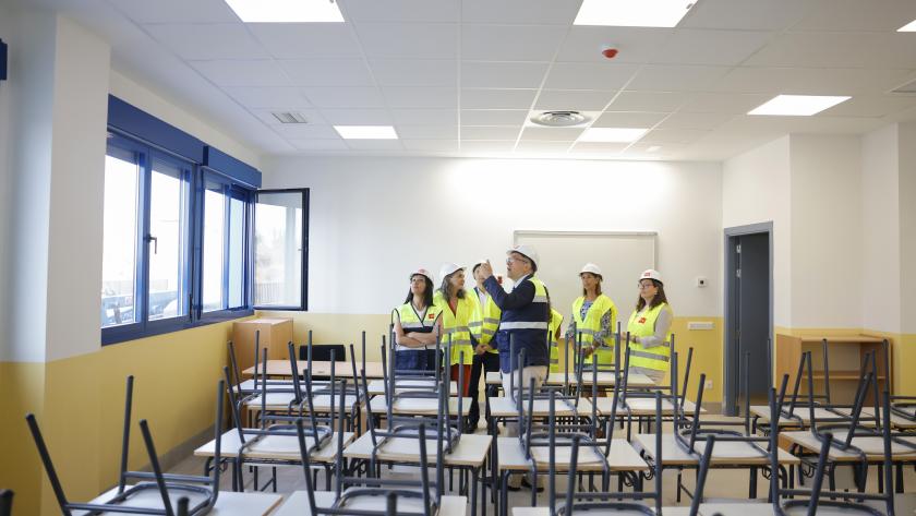 La consejera Mercedes Zarzalejo durante su visita al nuevo instituto que comenzará a funcionar este próximo curso escolar