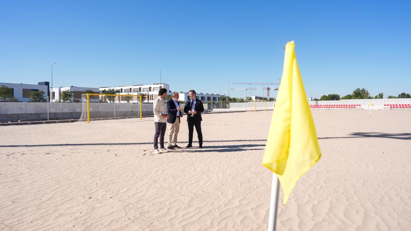 De Paco Serrano visita la Ciudad Deportiva de la Real Federación de Fútbol de Madrid El consejero Mariano de Paco Serrano durante su visita en Torrejón de Ardoz a las instalaciones de la Ciudad Deportiva de la RFFM