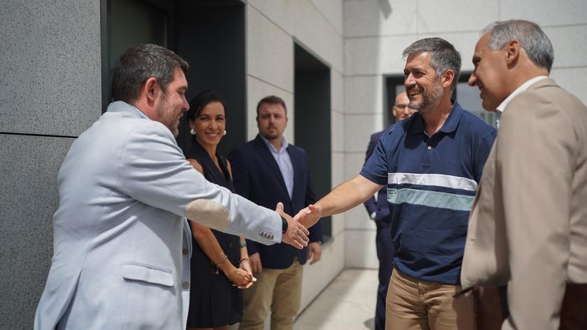 La Comunidad de Madrid presta más de 72 atenciones jurídicas gratuitas a los afectados por los incendios de la Sierra Oeste El consejero Miguel Ángel García en San Lorenzo de El Escorial