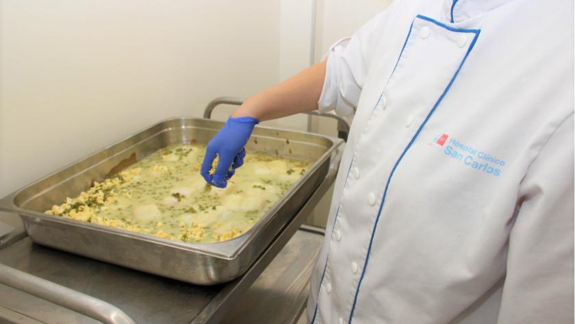 Un cocinero del Hospital Clínico San Carlos preparando un servicio de comida