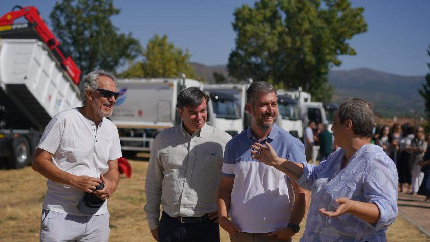 García Martín entrega vehículos de limpieza y recogida de residuos a la Mancomunidad Valle del Lozoya García Martín entrega vehículos de limpieza y recogida de residuos a la Mancomunidad Valle del Lozoya