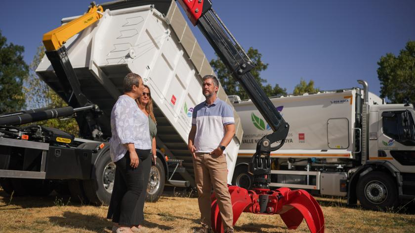 García Martín entrega vehículos de limpieza y recogida de residuos a la Mancomunidad Valle del Lozoya García Martín entrega vehículos de limpieza y recogida de residuos a la Mancomunidad Valle del Lozoya