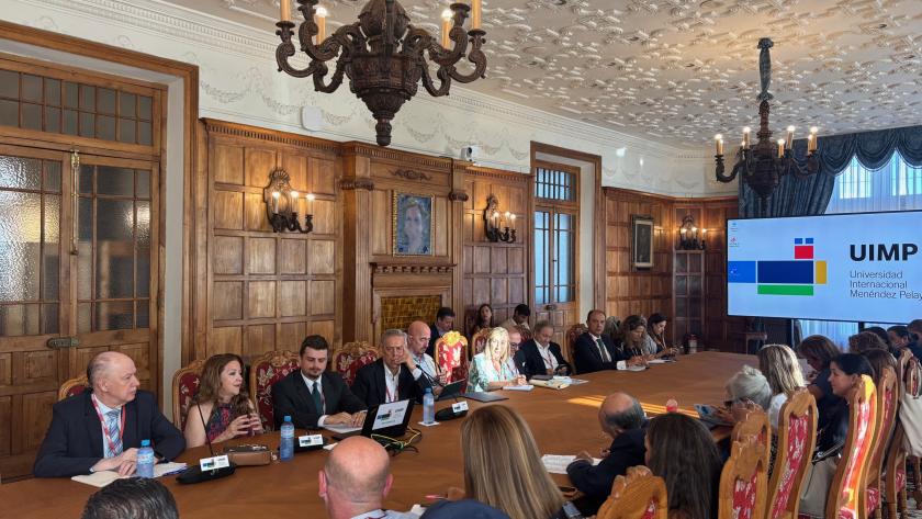 Matute participa en el II Encuentro sobre Políticas Sanitarias y Estado de las Autonomías La consejera Fátima Matute durante el encuentro de la Universidad Internacional Menéndez Pelayo