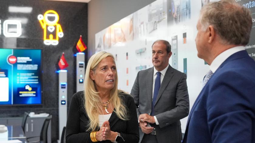 La consejera Rocío Albert durante su visita a la empresa especializada en sistemas de control de accesos y tecnología biométrica