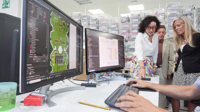 La consejera Rocío Albert durante su visita a la empresa especializada en sistemas de control de accesos y tecnología biométrica
