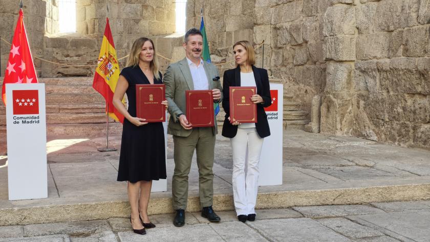 Dávila y de Paco Serrano firman un convenio de Rutas Culturales para mayores Los consejeros Ana Dávila y Mariano de Paco Serrano durante la firma de un convenio de Rutas Culturales para mayores