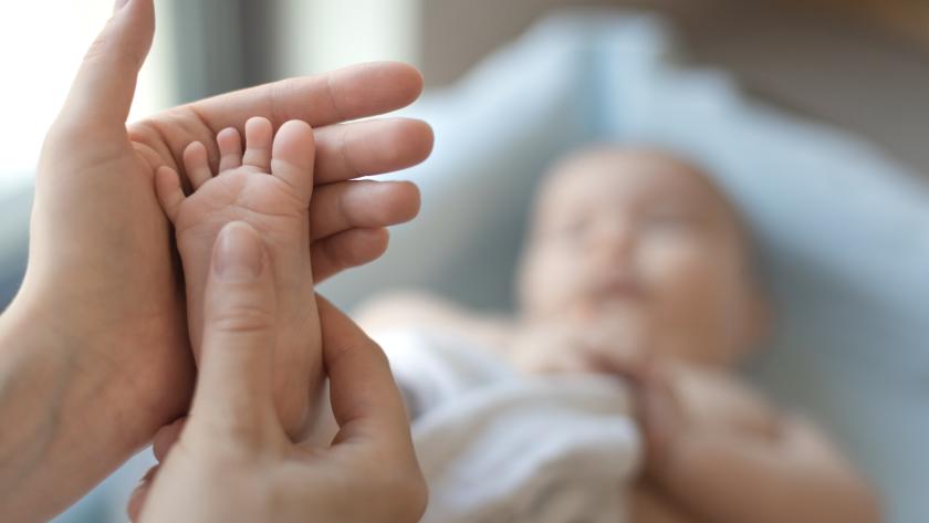 Bebé tumbado sobre una cuna